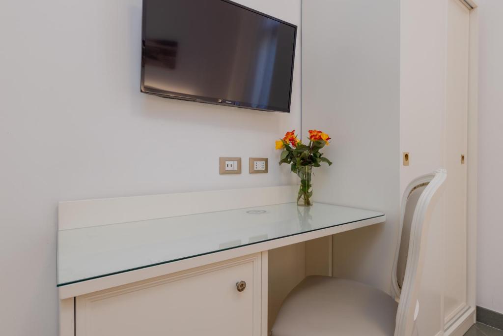 Televízia a/alebo spoločenská miestnosť v ubytovaní Hotel Marte