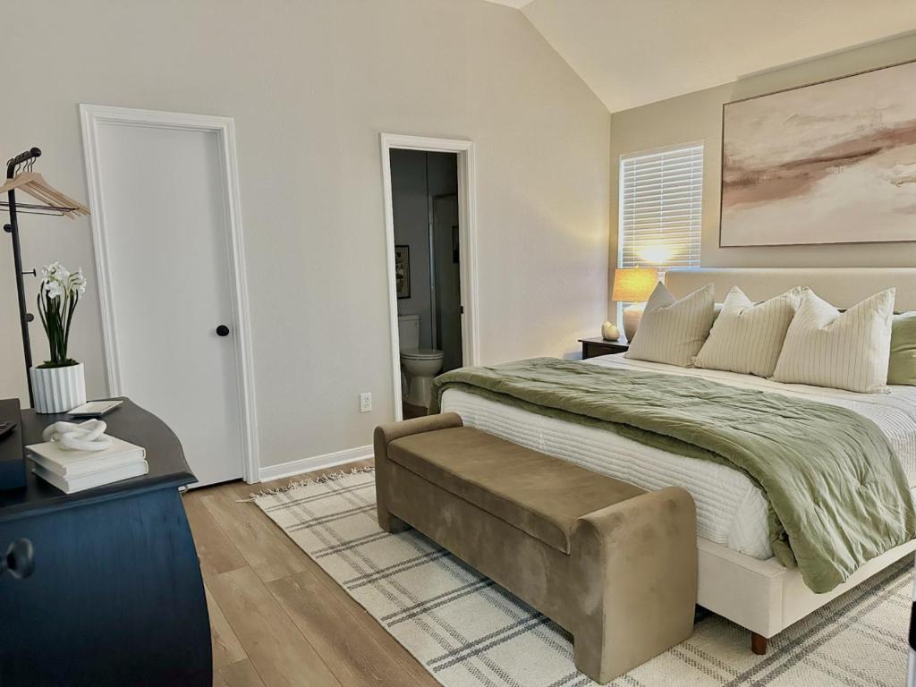 Postel nebo postele na pokoji v ubytování Perfect Home, Center of Aggieland - 3BR 3 BA 5Beds