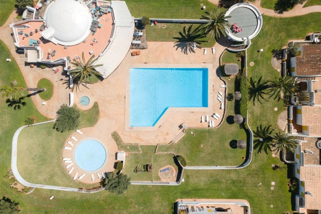 an overhead view of a swimming pool in a park at Villa Blue - Aldeia do Golfe in Quarteira