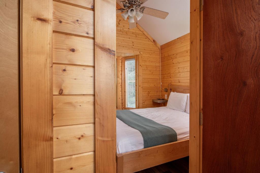 Postel nebo postele na pokoji v ubytování Sheltered Nook On Tillamook Bay