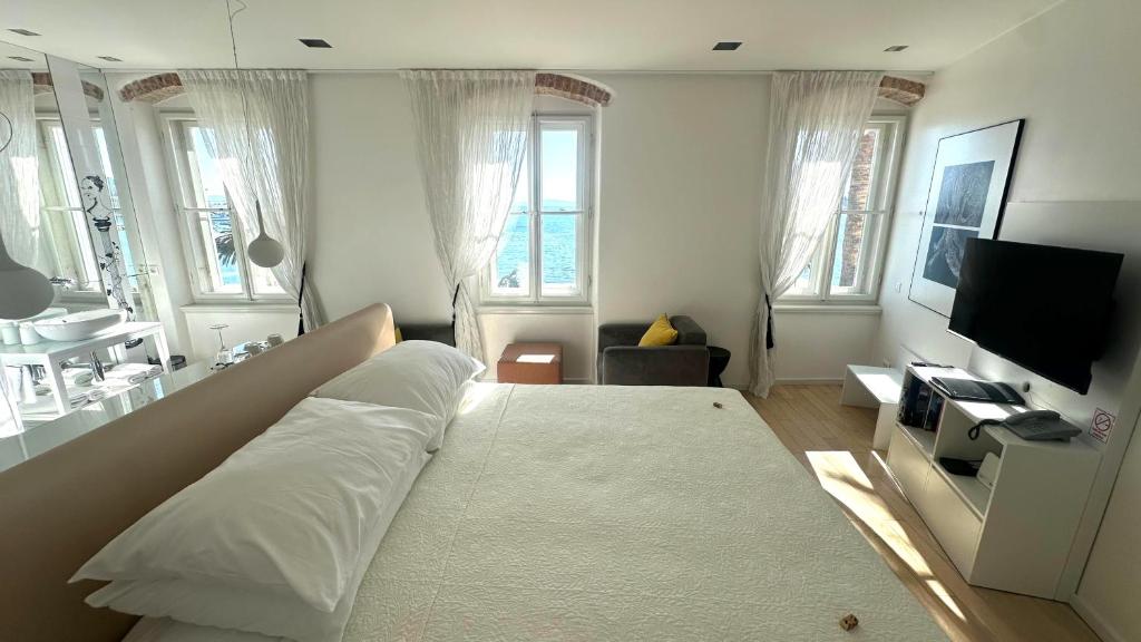 TV o dispositivi per l'intrattenimento presso Riva Luxury Suites