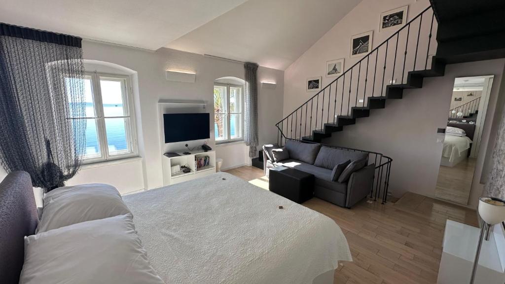 una camera da letto con un letto grande e una scala di Riva Luxury Suites a Spalato (Split)