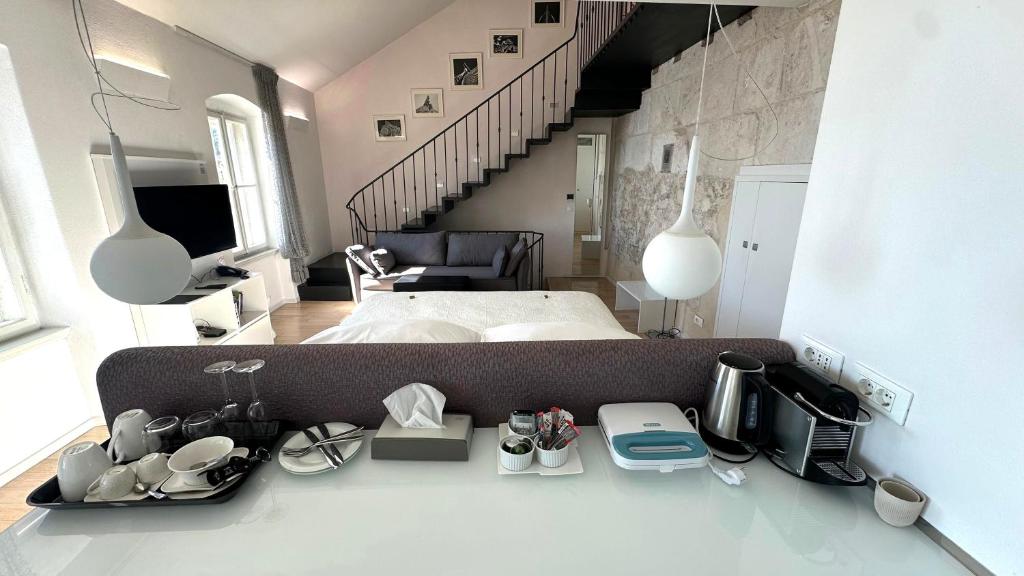 una camera con un letto e una camera con una scala di Riva Luxury Suites a Spalato (Split)