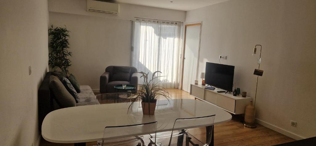 un salon avec une table en verre et une télévision dans l'établissement Centre de Nice - Musiciens - Maréchal - Balcon 500m Promenade des Anglais, à Nice