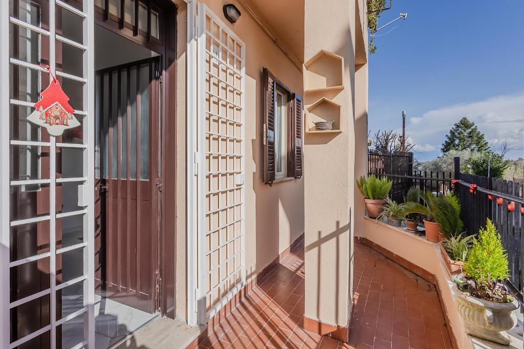 a balcony of a house with a door and a courtyard at LA CASETTA NELLA MACCHIA di BENEDETTA in Rome
