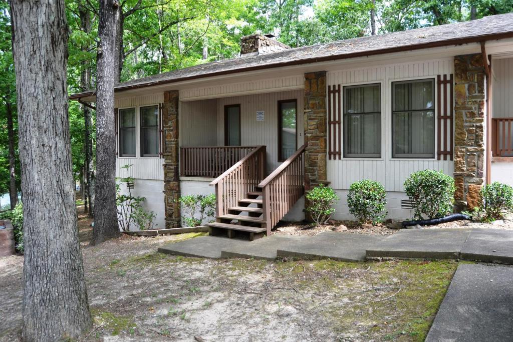 Una casa con un porche y escaleras delante. en 42 Lequita Place, en Hot Springs Village