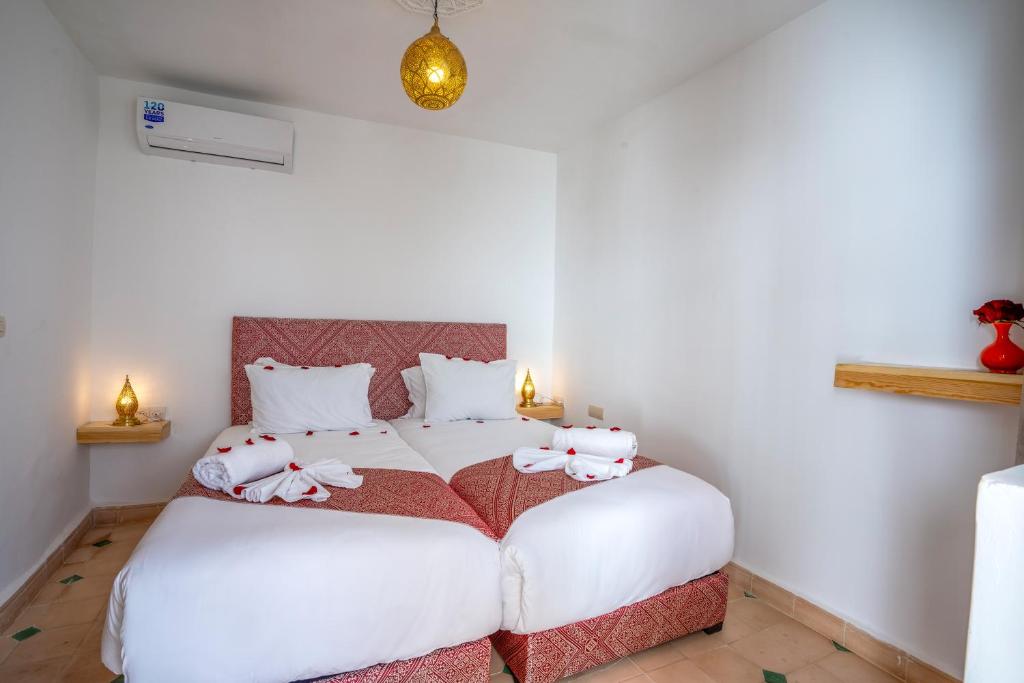 Una cama o camas en una habitación de Riad Ilyan & Spa