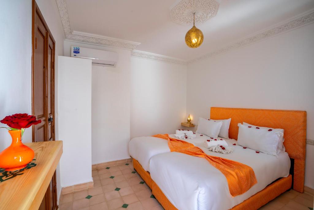 Una cama o camas en una habitación de Riad Ilyan & Spa
