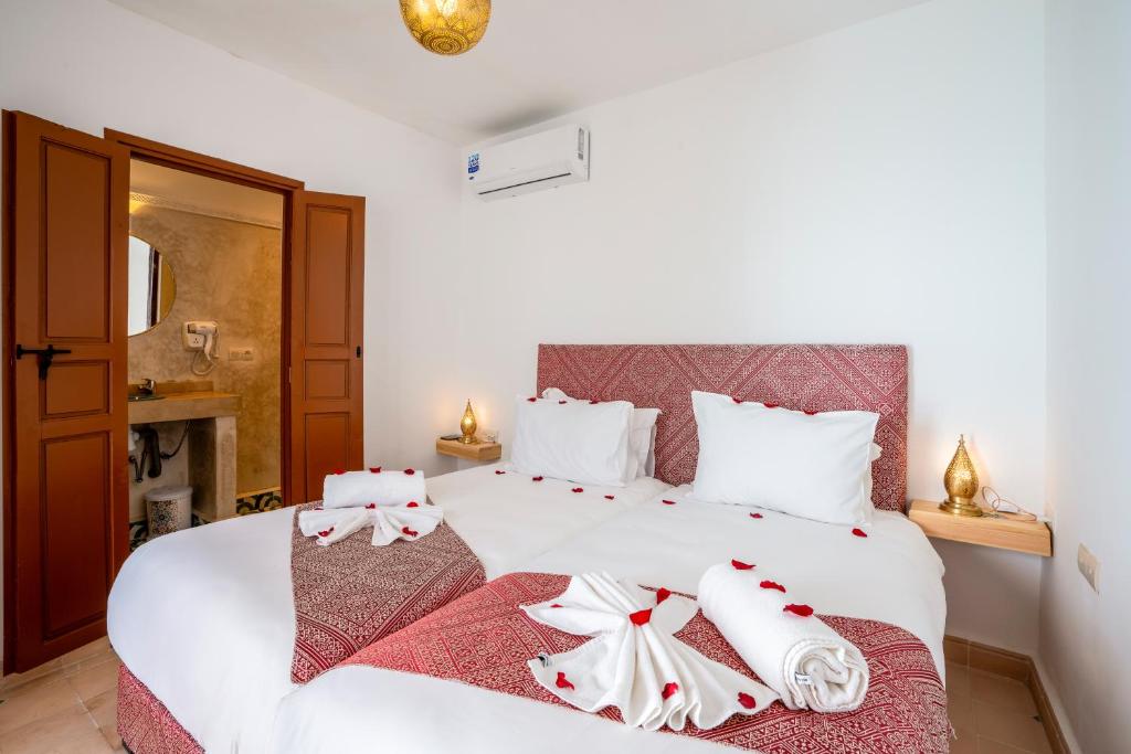 Una cama o camas en una habitación de Riad Ilyan & Spa