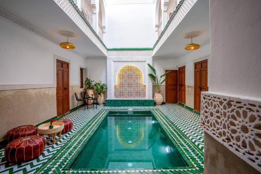 La alberca dentro o cerca de Riad Ilyan & Spa