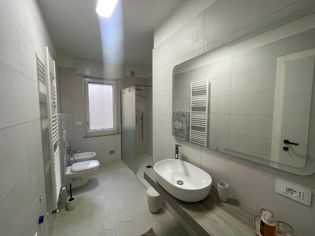 A bathroom at Bed & Breakfast con vista giardino e piscina