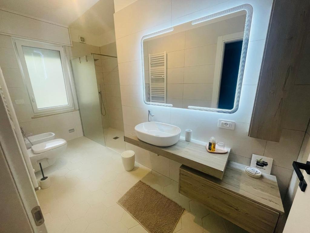 A bathroom at Bed & Breakfast con vista giardino e piscina