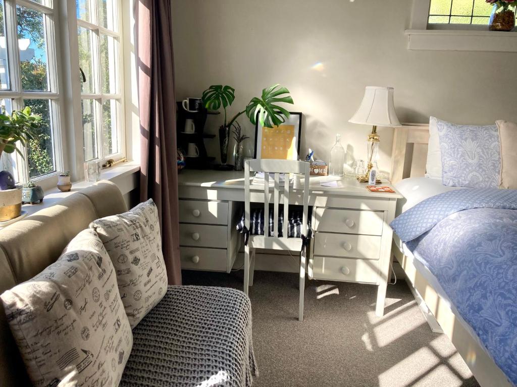 Spacious and Sunny Master Bedroom with shared bathrooms - Resim 12