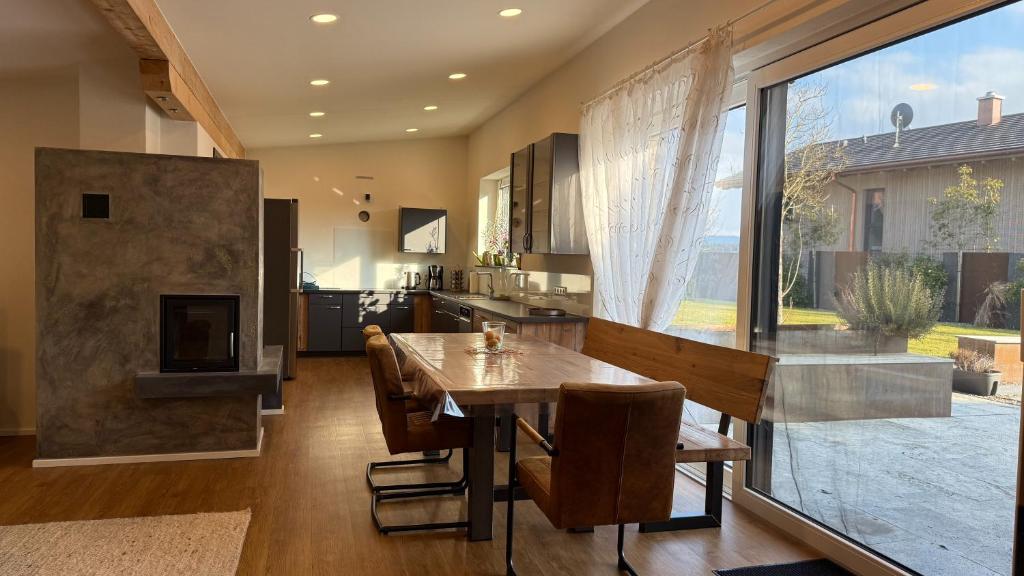 Posezení v ubytování Ferienwohnung Weitblick Wangen im Allgäu - Zwei Schlafzimmer - Terrasse - Kamin