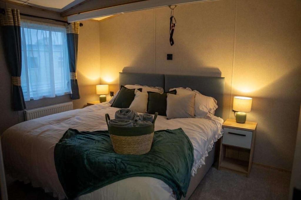 Postel nebo postele na pokoji v ubytování Flourish Lodge