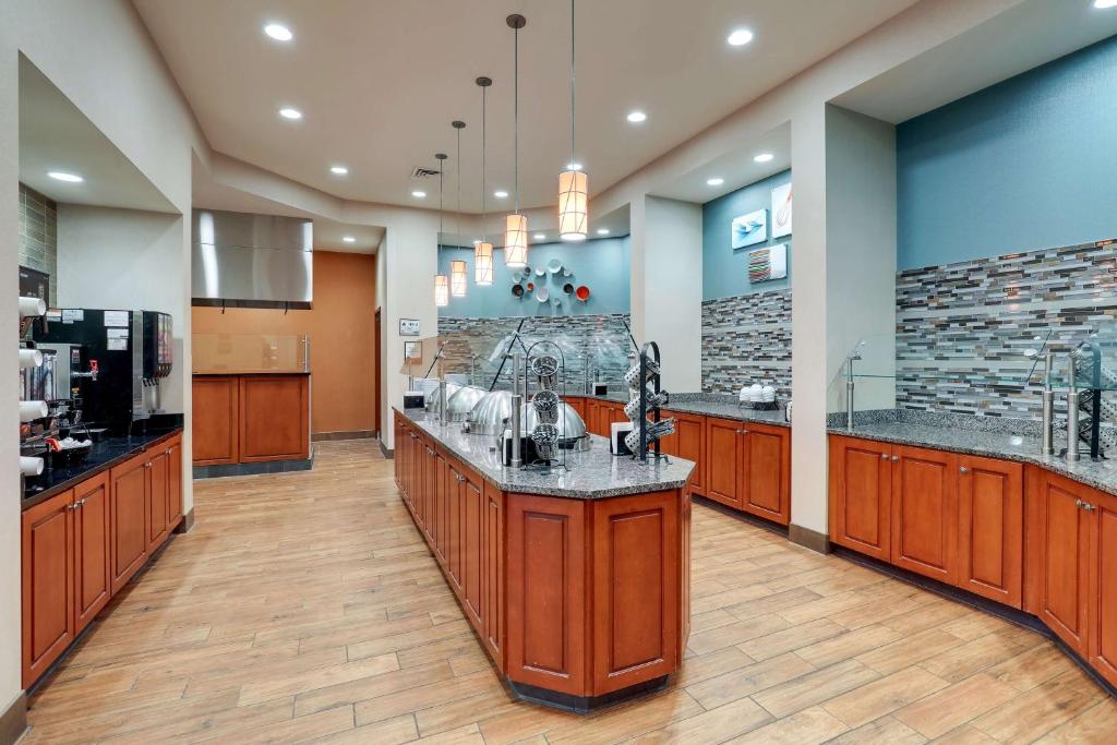 Drury Inn & Suites Charlotte Arrowood photo