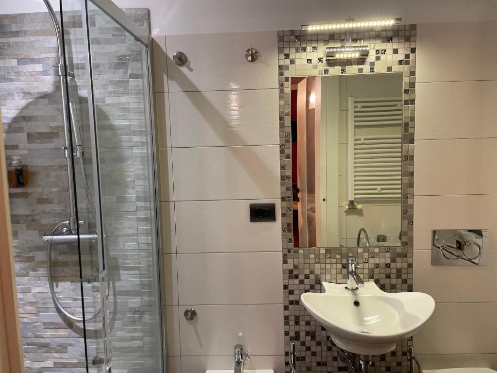 A bathroom at Bed & Breakfast con vista giardino e piscina