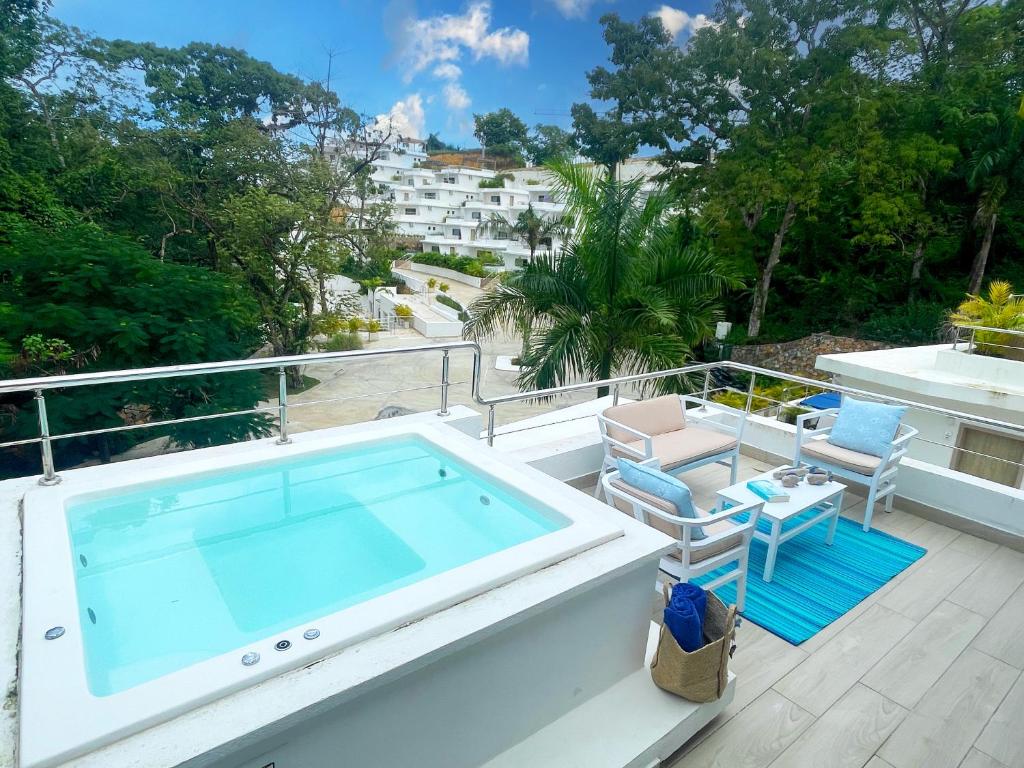 Piscina a Luxury Apt with Private Jacuzzi & Pool Near Beach o a prop