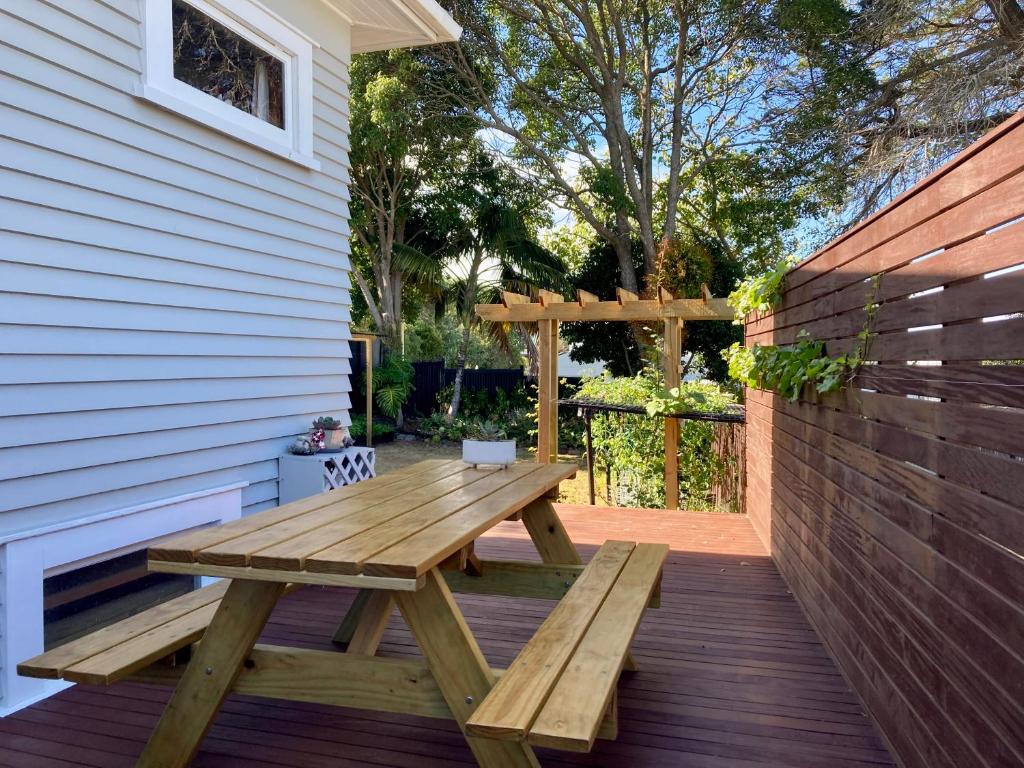 Spacious and Sunny Master Bedroom with shared bathrooms - Resim 26