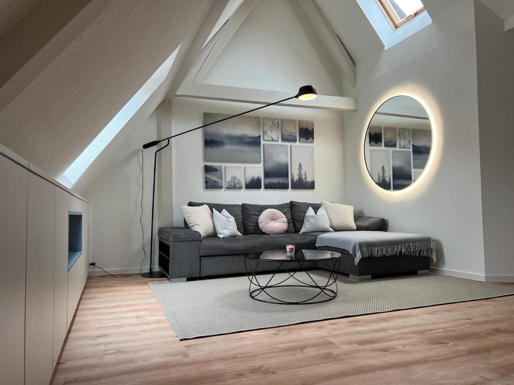 un salon avec un canapé et une table dans l'établissement Appartement Au Sommet du Ruisseau, à Niederbronn-les-Bains