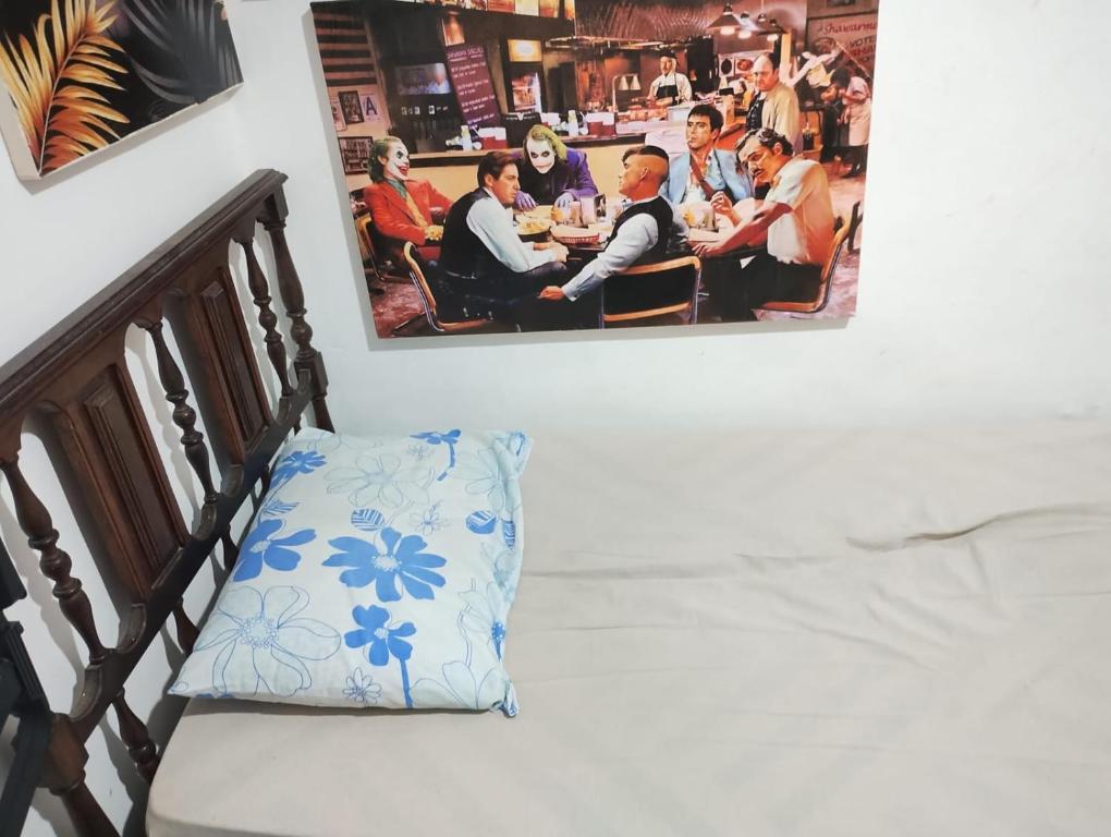 una almohada junto a una pared con una foto en Hostel Belas ARTS, en Río de Janeiro