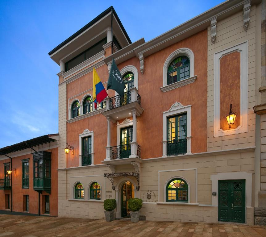 ボゴタにあるHotel De La Operaの二旗建て建物