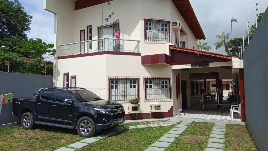 un camion nero parcheggiato davanti a una casa. di Great House - H02 a Belém