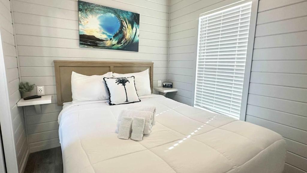 מיטה או מיטות בחדר ב-1 Block to Beach -Brand New Modern Tiny Home