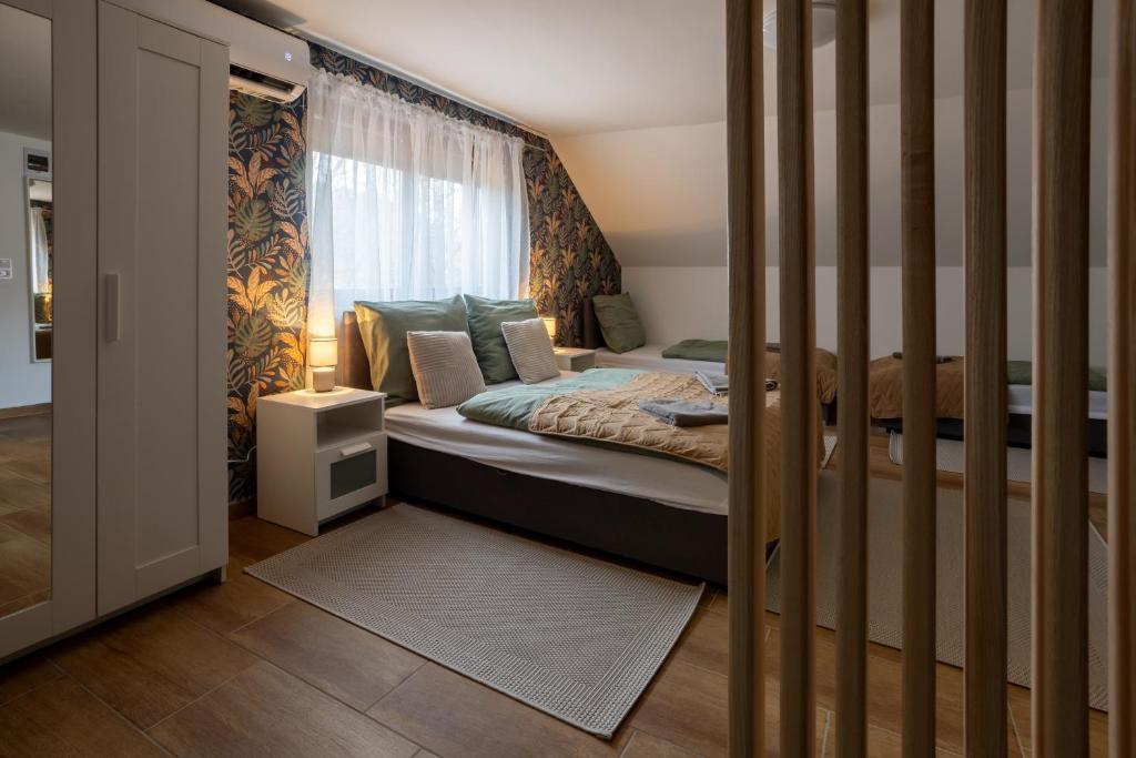Postel nebo postele na pokoji v ubytování RP Apartmanház