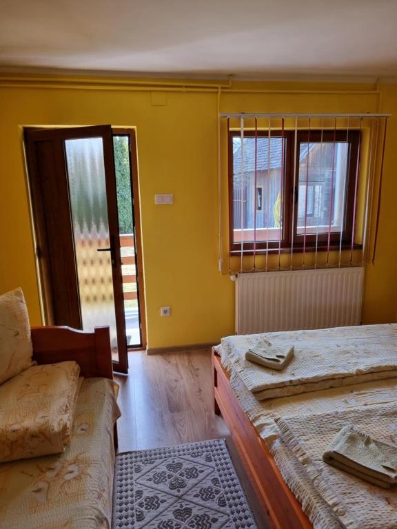Postel nebo postele na pokoji v ubytování Casa Monika Ciocarliei