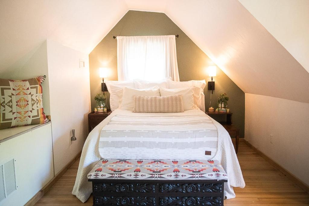 En eller flere senge i et værelse på The Gate House Cozy Route 66 Cabin In Edmond