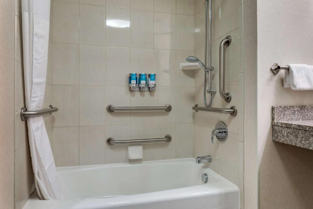 Drury Inn & Suites Charlotte Arrowood photo