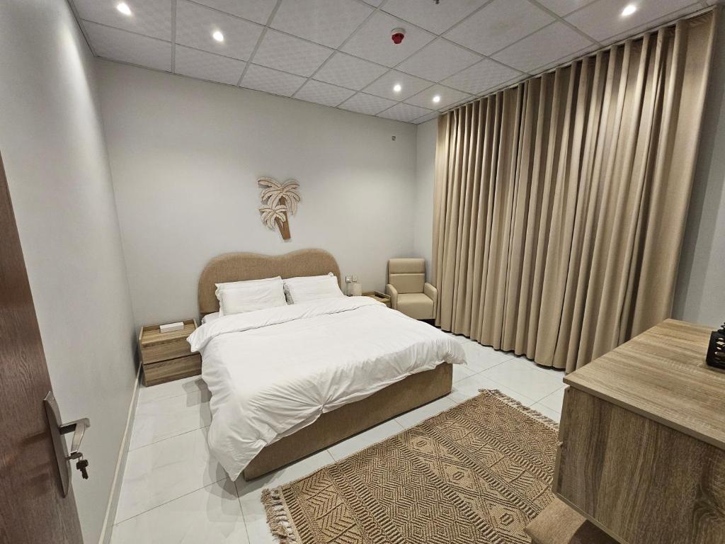 a bedroom with a large bed in a room at سكينة المدينة 101 in Al Madinah