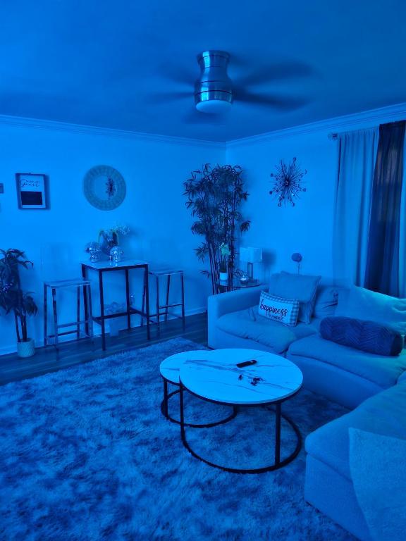 Posezení v ubytování Stylish Cozy Quiet Family Retreat and Romantic getaway Sleeps up to 7 with Fast Wifi, Free Parking, Work station, Alexa enabled, Fenced in Backyard for Pets Grill Party Patio, Porch, Beach, Canal, stadium,Boardwalk Restaurants, and much more!