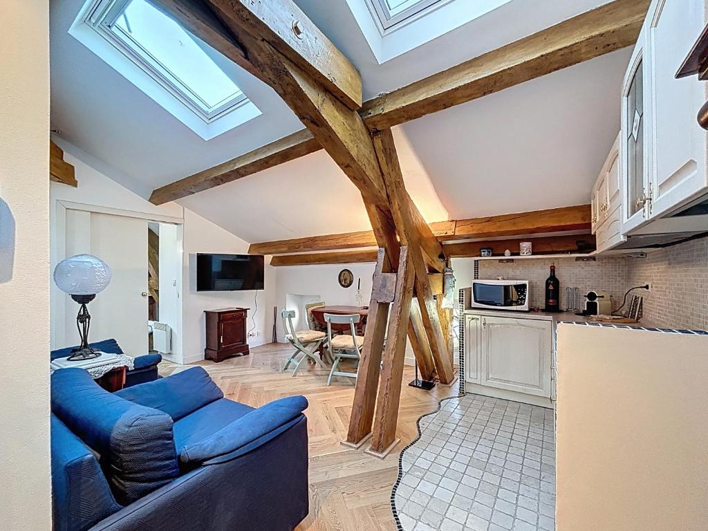 un salon avec un canapé bleu et une cuisine dans l'établissement Appartement Atypique cœur de ville -AC-, à Nice