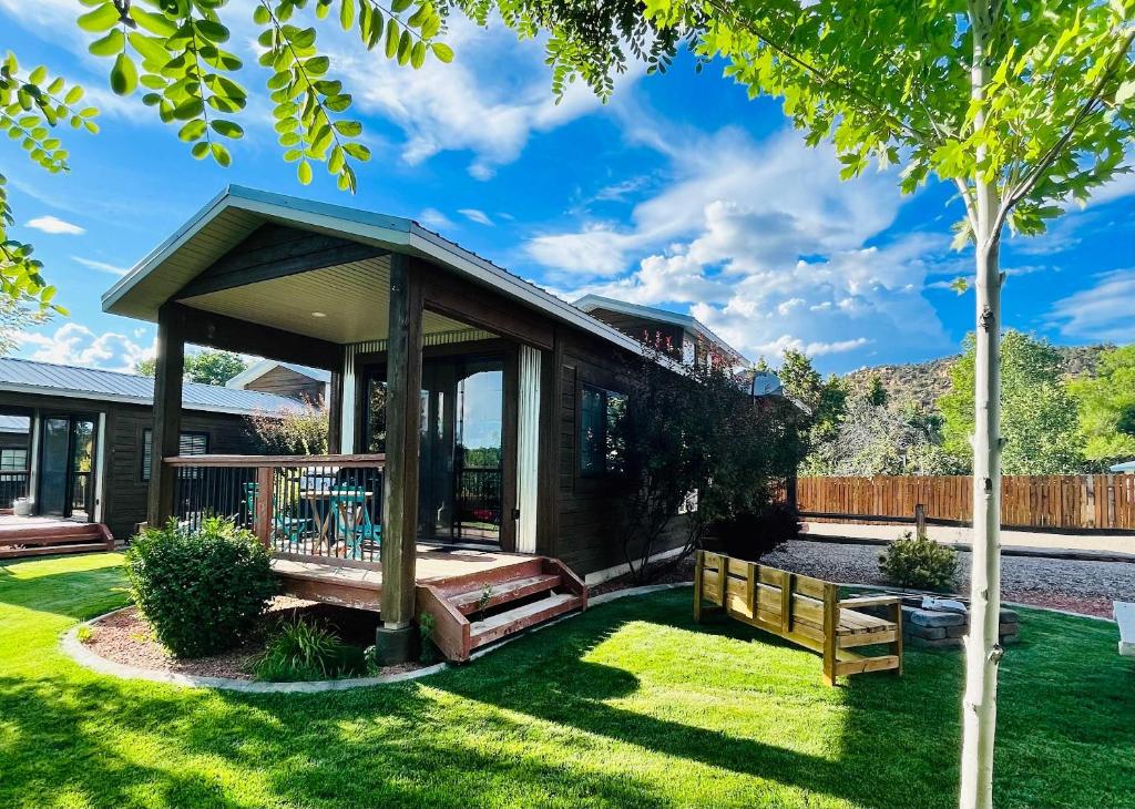 uma casa com um gazebo num quintal em Tiny House #4 em Orderville