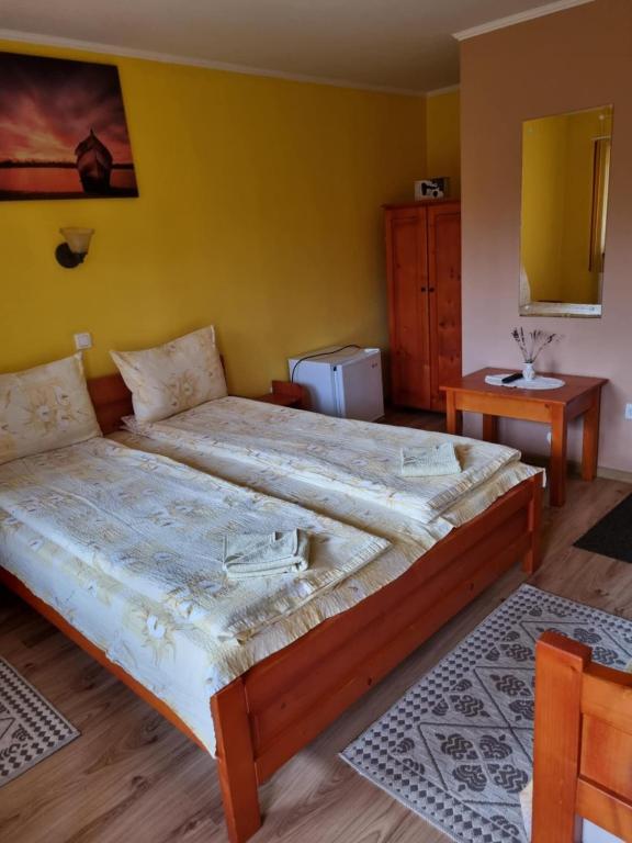 Postel nebo postele na pokoji v ubytování Casa Monika Ciocarliei