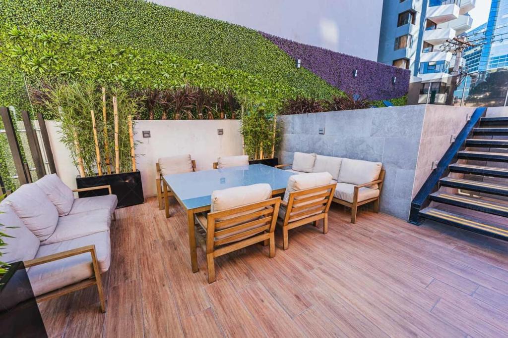 a patio with a table and chairs and stairs at Villa City, Ciudad de Guatemala, EON zona 10 in Estación Pamplona