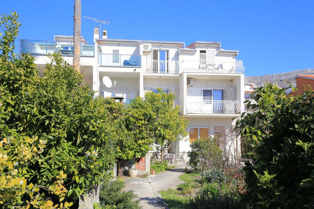 Family friendly seaside apartments Podstrana, Split - 23954