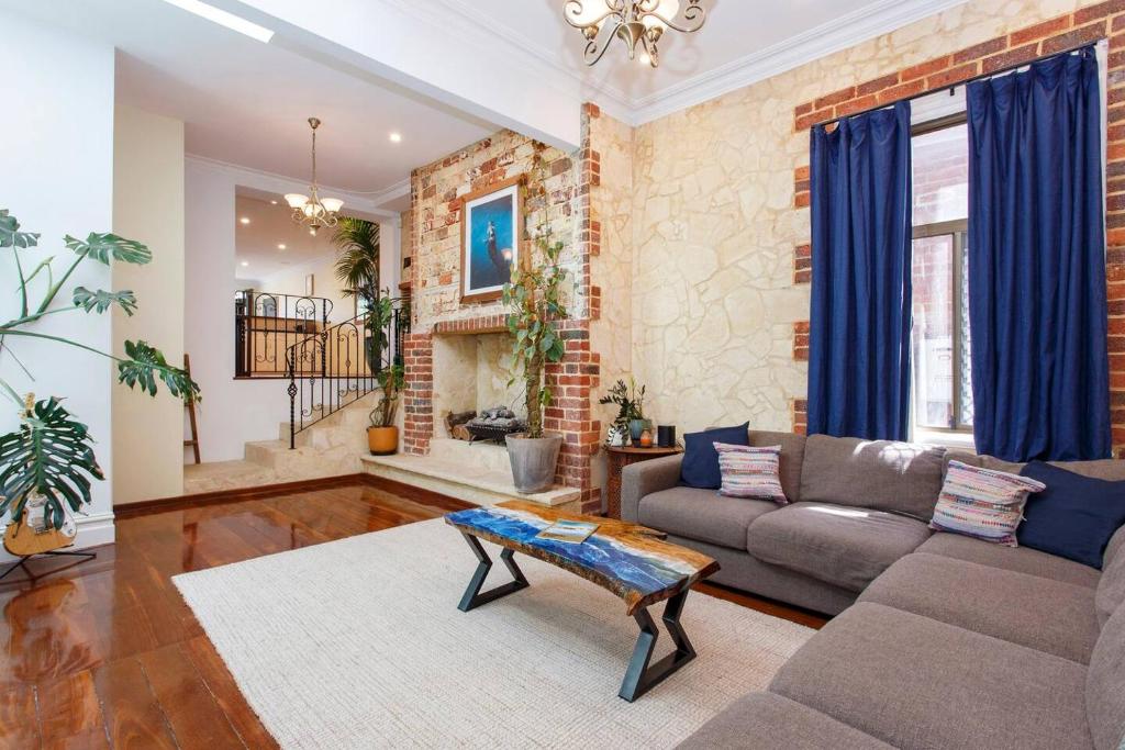 Istumisnurk majutusasutuses Classic Heritage Townhouse Central Freo