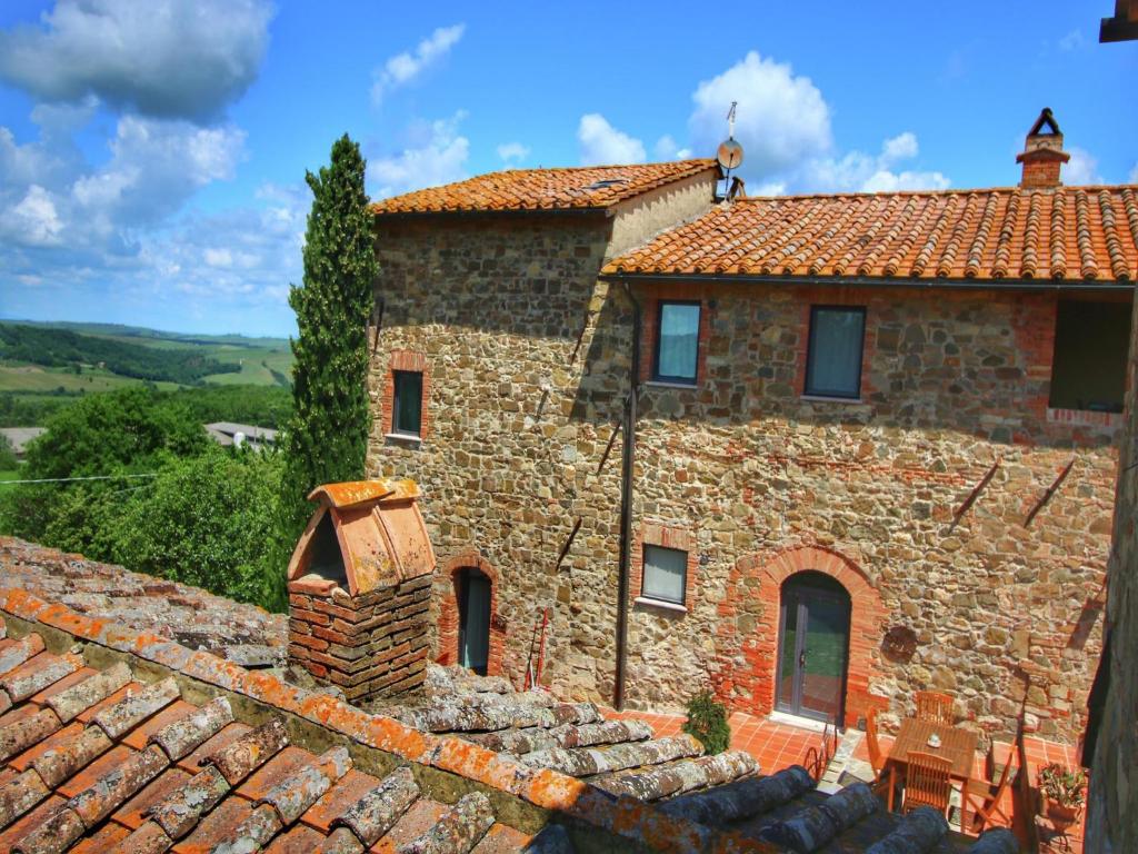 カスティリオーネ・ドルチャにあるFarmhouse in Val d'Orcia Charmの屋根に煙突がある石造りの家