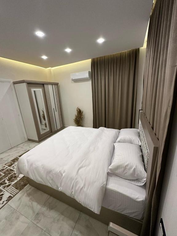 Postel nebo postele na pokoji v ubytování La Casa Del Rey II Downtown Cairo