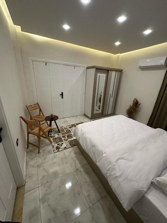 Postel nebo postele na pokoji v ubytování La Casa Del Rey II Downtown Cairo