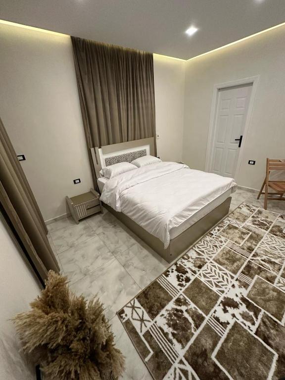 Postel nebo postele na pokoji v ubytování La Casa Del Rey II Downtown Cairo