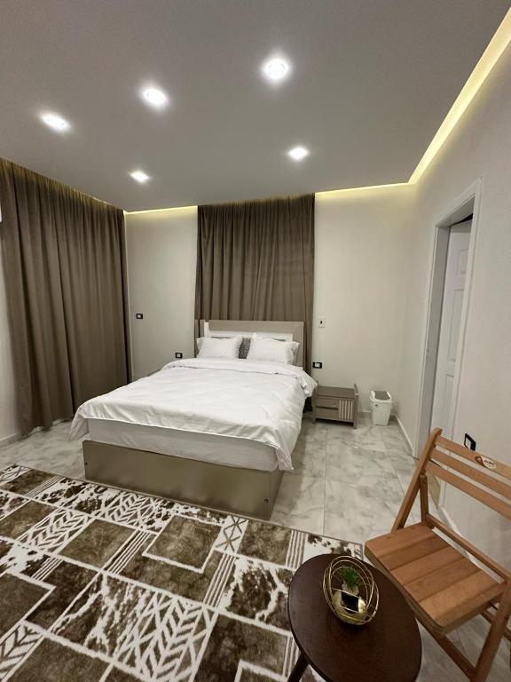 Postel nebo postele na pokoji v ubytování La Casa Del Rey II Downtown Cairo
