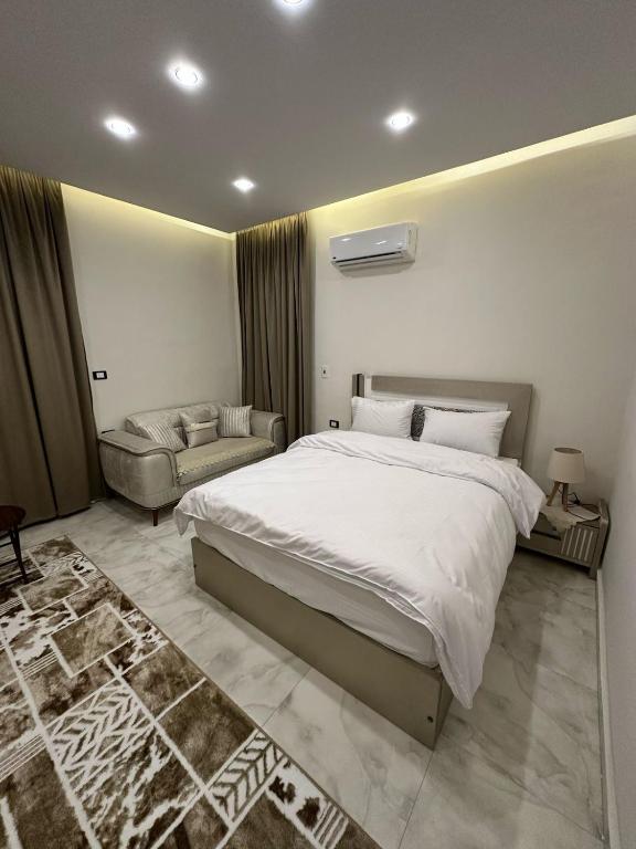 Postel nebo postele na pokoji v ubytování La Casa Del Rey II Downtown Cairo