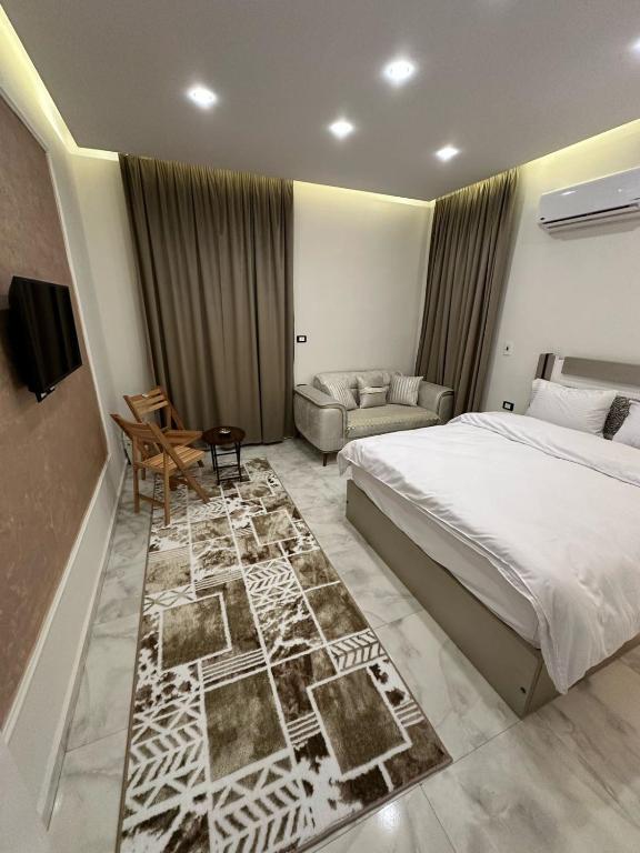 Postel nebo postele na pokoji v ubytování La Casa Del Rey II Downtown Cairo