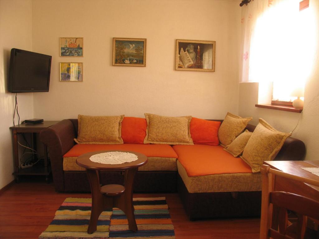 Televízia a/alebo spoločenská miestnosť v ubytovaní Bakina kućica - Grandma's cottage