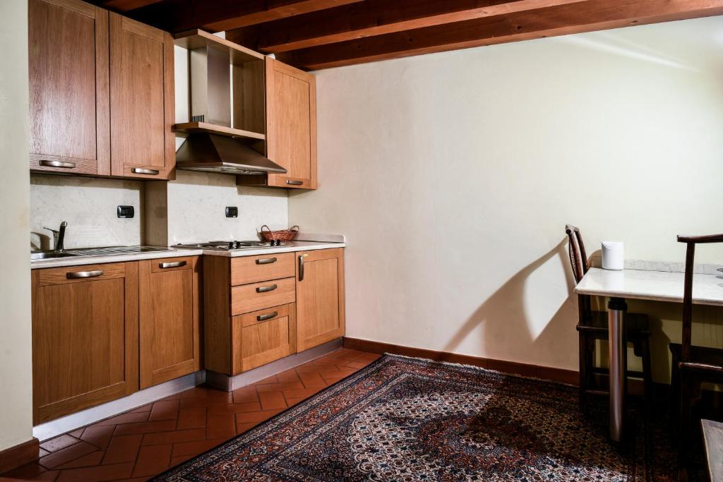 A kitchen or kitchenette at Residence ANTICO SAN ZENO centro storico