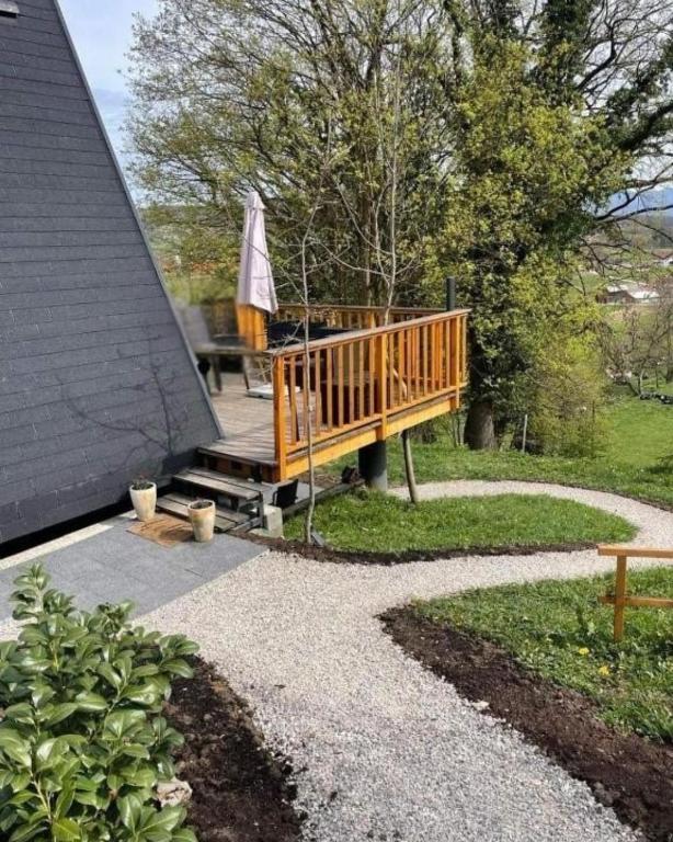 Zahrada ubytování Glamping Holiday House with terrace and sauna- no hot tub- Hisa oddiha